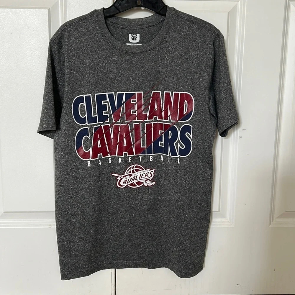 Cleveland Cavaliers Basketball t-shirt size small gray short sleeve crewneck